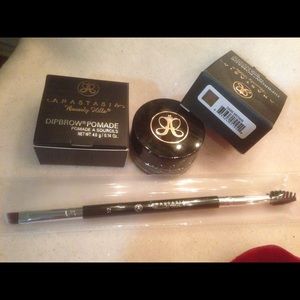 Anastasia Dark brown pomade & #12 Brush